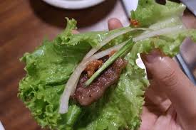 5 potong ayam 50 gram cabe hijau di uleg kasar ( jumlah bisa ditambah … Ssam Makan Daging Bbq Bungkus Daun Ala Drama Korea Halaman All Kompas Com