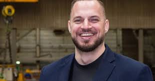 Beer van een vent' Chris (31) overladen met liefdesbetuigingen na optillen  auto: 'En ik kreeg bier van Dijkhoff'