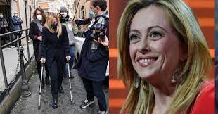 Questo è quello che le è accaduto. Giorgia Meloni Al Quirinale Con Le Stampelle L Infortunio Della Leader Di Fdi