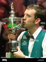 Mark Williams feiert mit der Botschaft Weltmeisterschaft Trophäe und Seine  Freundin Joanne Dent nach dem Sieg gegen Ken Doherty Stockfotografie