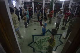 Seseorang baru saja sampai rumah di waktu zuhur setelah dia melakukan perjalanan jauh yang melelahkan. Bolehkah Shalat Dalam Kondisi Kotor Di Daerah Bencana