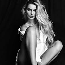 Yasmin botelho fernandez (geboren op 6 juni 1988), beter bekend als yasmin brunet , is een braziliaans model en actrice die verscheen in de 2008 sports illustrated swimsuit issue. Yasmin Brunet World Swimsuit