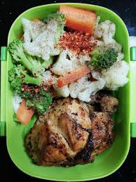 Diet merupakan upaya kamu untuk menurunkan berat badan, namun sering kali gagal diet karena kesulitan untuk mendapatkan atau mengolah menu makanan ramah diet. Dari Saiz Xl Ke Saiz M Isteri Ini Kongsi Koleksi Menu Bekal Diet Suami Selama 3 Bulan