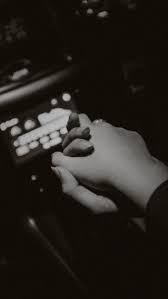 Foto tangan aesthetic viral terlengkap dan terbaru. Hand Couple Car Foto Tangan Fotografi Hitam Putih Gambar