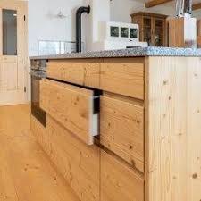 Ein Haus Mit Wohlfuhlcharakter Haberl Turen Kuche Bauen Altholz Kuche Kuche Holzoptik