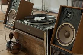 Sympatic Wood Patterns On Pioneer Pl 12 Turntable And Pair Of Pioneer Bookshelf Speakers Audio Room Vinyl Storage Audio Design