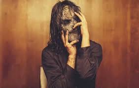 Slipknot es conocido por un estilo de música agresivo y por usar máscaras de terror en sus actuaciones. Slipknot Esta Foto Del Baterista Confirma Que El Disco Sera Brutal