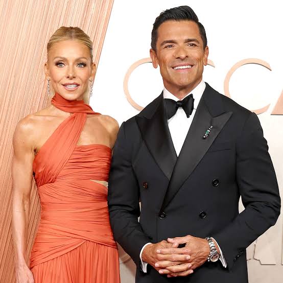 Kelly Ripa Reacts to Meeting Husband Mark Consuelos' Ex at Drive-Thru