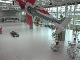 Il gère des vols réguliers et charters de toute l'europe, de nombreux passagers étant des pèlerins catholiques se rendant à lourdes, à proximité. Tarbes Lourdes Pyrenees Flughafen Frankreich Fiandre