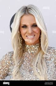 Tara Vernon's Instagram, Twitter & Facebook