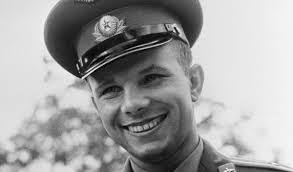 Youri gagarine acquiert une notoriété internationale. Youri Gagarine Auteur De Le Chemin Du Cosmos Babelio