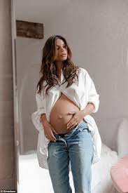 Emily ratajkowski is known as model and actress who starred in the popular blurred lines music video and appeared on icarly from 2009 to 2010. Emily Ratajkowski Details Her Lucky Pregnancy While Displaying Baby Bumps For Hair Shoots London News Time
