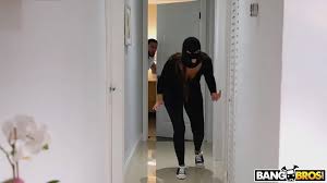 Burglar Gets Tit Slapped - XNXX.COM