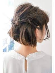 Carré plongeant communauté coiffure, coiffure simple mais joli fait par tissage fashion tissage la coiffure du jour reste en thème avec le mauvais temps ambiant chignon simple, avec une frange pour le fun ! Tendances Coiffure 25 Idees Pour Porter Le Carre Court Cet Automne 2020