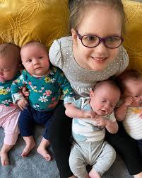 Shock of a Lifetime': Mom Gives Birth to Natural Quadruplets With 1 in  700,000 Odds