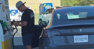Please do not use smartphone near to petrol pump. Seorang Lelaki Tular Kerana Cuba Isi Minyak Pada Tesla Model 3 Motoqar