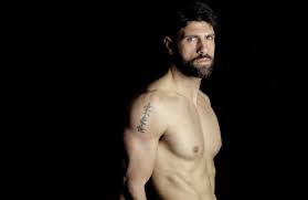 Ha quindi 38 anni e il suo segno zodiacale è del capricorno. Gilles Rocca Eta Altezza Tatuaggi E Come E Diventato Famoso