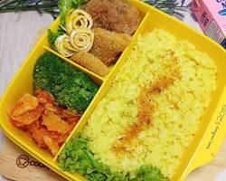 Gambar Nasi kuning untuk bekal anak