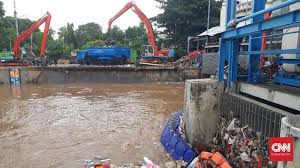 Bnpb mengungkap jumlah korban jiwa banjir bandang dan tanah longsor di flores timur, ntt pada. 64 Truk Angkut Sampah Di Pintu Air Manggarai