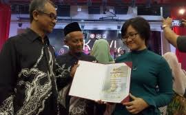 Mazlin bin mokhtar (timbalan naib canselor hal ehwal penyelidikan dan inovasi ukm) dan ketua pegawai eksekutif lada, tan. Hezri Ceo Lada Baharu