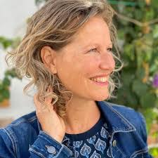 Esther Jacobs's Instagram, Twitter & Facebook