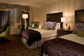 غرف نوم ذهبي وبنفسجي الكاتب دين الرجال بنفسجي فاتح بغرف النوم الذهبي والبنفسجي امتزاج بعض الالوان بعضها يعطي المكان فخامة خاصة ومظهر اكثر من مميز فتكون قد استطعت الحصول على تصميم مودرن يناسب العصر وبذلك حافظت على الهيئة الهادئة والمثيرة