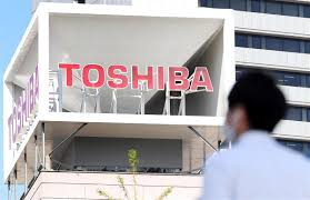 A contraction of 東京 (tōkyō) + 芝浦 (shibaura, another placename in the tokyo area), from the company's earlier name 東京芝浦電気 (tōkyō shibaura denki, tokyo shibaura electric company). Mdut1ciqylolim