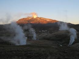 A su vez, y para aprovechar los fluidos geotérmicos, se realizó una inversión importante para calefaccionar calles del centro turístico termal copahue y mantener abierto el centro en invierno, ya que el centro se encuentra a 2.000 m.s.n.m. Gobierno Decide Mantener La Alerta Amarilla En El Volcan Copahue El Contraste