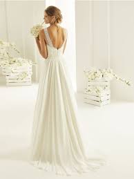 Elegante, festliche kleider oder lange kleider aus fliessendem stoff, der die figur gekonnt umschmeichelt. Brautkleid Mit Ruckenausschnitt Und Schleppe Marry4love Berlin Brautkleider Verleih Und Hochzeitskleider Verkauf Brautmode Nach Mass