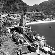 hong kong 淺水灣酒店和建於崖上的余東璿大宅 1946年攝 灣景之美盡收眼底 1920年淺水灣酒店開幕後遊人漸多 相士更指點余東璿在此仿西方古堡 hong kong travel repulse bay hong kong