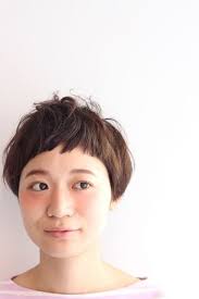 大人のベリーショート50選 ふわふわパーマや外国人風ヘアも キナリノ マッシュ ベリーショート ショート パーマ ショートのヘアスタイル
