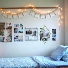 Erkeklerin odalarını süslerken ise seçenekleriniz biraz daha kısıtlıdır. Dusuk Butce Ile 15 Muhtesem Yurt Odasi Dekorasyon Fikirleri Dekorasyon Yurt Odasi Duzenleme Yurt Odasi Dekoru Yatak Odasi Duvar Suslemeleri