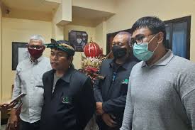 Seni sastra merupakan seni yang menggunakan bahasa sebagai media dan mengandung unsur keindahan di dalamnya. Dewan Kesenian Jatim Dorong Pendidikan Seni Dan Budaya Hingga Tingkat Desa