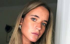 Internautas acusam jovem de não estar doente por publicar fotos ousadas. Fnjej8xe4nh Ym