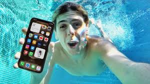 Swimming pool iphone 11 pro max water test! Iphone 12 Water Test Will It Survive Underwater Youtube