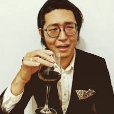 怪奇事物所-  小丑魚媽媽在家中講話最大聲，通常是體型最大的個體擔任。一旦媽媽失蹤了或不幸離世，爸爸（體型最大的雄性）就會開始變性、並接管媽媽的角色（包括產卵），本來爸爸的位置則由體型第二大的雄性替補上來。  ​ 所以在海底總動員尼莫的媽媽過世以後，也應該要 ...