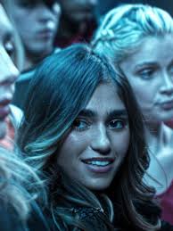 Zara dá um chá em Robby em Cobra Kai