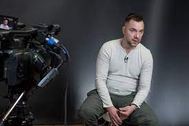 Арестович в роли люсеньки в сериале мухтар. Zolotaya Korona I Rus Ukraina V Kieve Hotyat Pereimenovat Stranu I Dat Ej Novyj Gerb