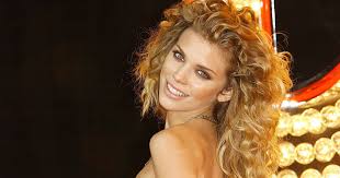 Blond on a dimmer, the ideal hair color to turn to when you want to lighten up your hair (and the key to pulling off this dimmer blond hair color is to go with a more subtle hue that's warm and. Stylevamp Frisuren