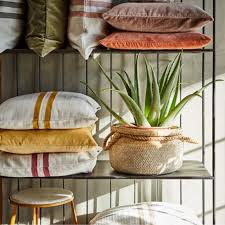Housse De Coussin Coton Blanc Et Moutarde Decoration Salon Decoration Scandinave Affari Of Sweden Housse De Coussin Coussin Coton Blanc
