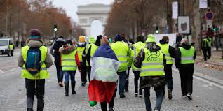 Depuis le début du mouvement des gilets jaunes le 17 novembre 2018, 144 manifestants ont été gravement blessés par les forces de l'ordre, selon «ma main est partie en arrière avec le souffle. Gilets Jaunes Vers Une Structure Politique Du Mouvement