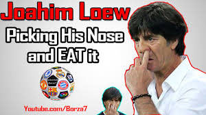 Чемпион мира и просто красавец! Joachim Loew Nose Funny Joahim Lev Kovyryaetsa V Nosu I Kushaet Kozyavku Youtube