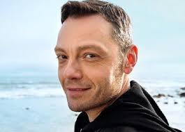E ti vengo a cercare. Tiziano Ferro Canta Battiato E Ti Vengo A Cercare