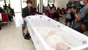Swetlana yang histeris sempat menghardik nurzaman. Makam Yana Zein Akan Dipindah Ini Tanggapan Ayahnya Seleb Tempo Co