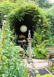 Wunderlicher Garten Mit Statue Und Gitter Mit Kletterpflanze Und Papierlaterne Garten Gitter Kletterpflanze Cottage Garten Gartenplanung Gartenstatue
