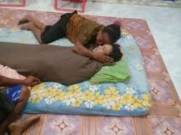 Transformasi kamar mandi tua di kamar mandi yang nyaman dan fungsional sering bisa tampak sulit dilakukan, atau tidak mungkin jika tidak pada biaya intervensi struktural yang panjang, rumit dan biayanya mahal. Terlihat Orang Sedang Memeluknya Anaknya Yang Sudah Meninggal Dunia Usai Gantung Diri Di Kamar Mandi Jumat 892017 Sore Istpapuasatu Com Papuasatu Com