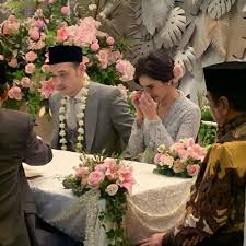 Berkenan sangat.hehehe.tapi mase pergi survey kat butik rins suzana kuala lumpur. 9 Detail Kebaya Dan Makeup Cut Tari Saat Akad Nikah Simpel Nan Elegan
