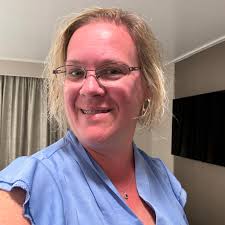 What hotels in Miami allow parking for cruise duration with overnight stay?