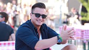 There is no strumming pattern for this song yet. Andreas Gabalier Rockt Die Alpen Reisereporter De