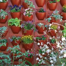 Pflanzenwand Selber Bauen Rote Eingebaute Blumentopfe Aus Kunststoff Vertical Garden Planters Vertical Garden Garden Wall